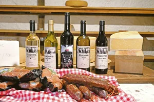 Familie Chervet verkauft den eigenen Wein, der Käse sowie Trockenwürste und Schnaps direkt am Hofmarkt und an Märkten in der Region. (Bild jba)