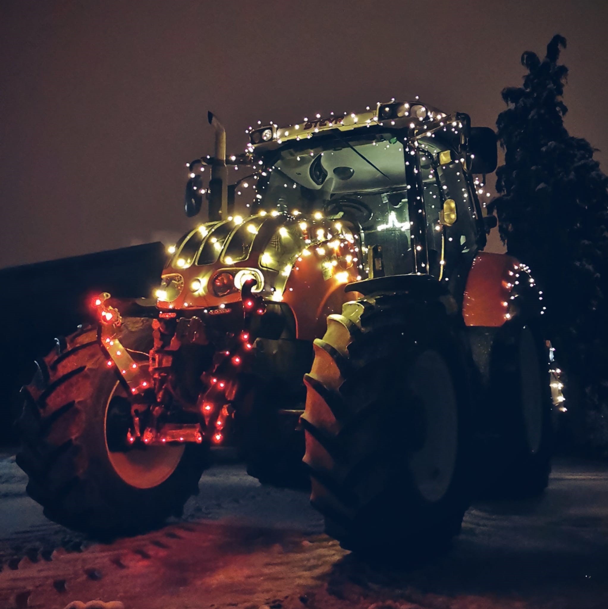 Traktoren zaubern die Weihnachtsstimmung in die Stadt