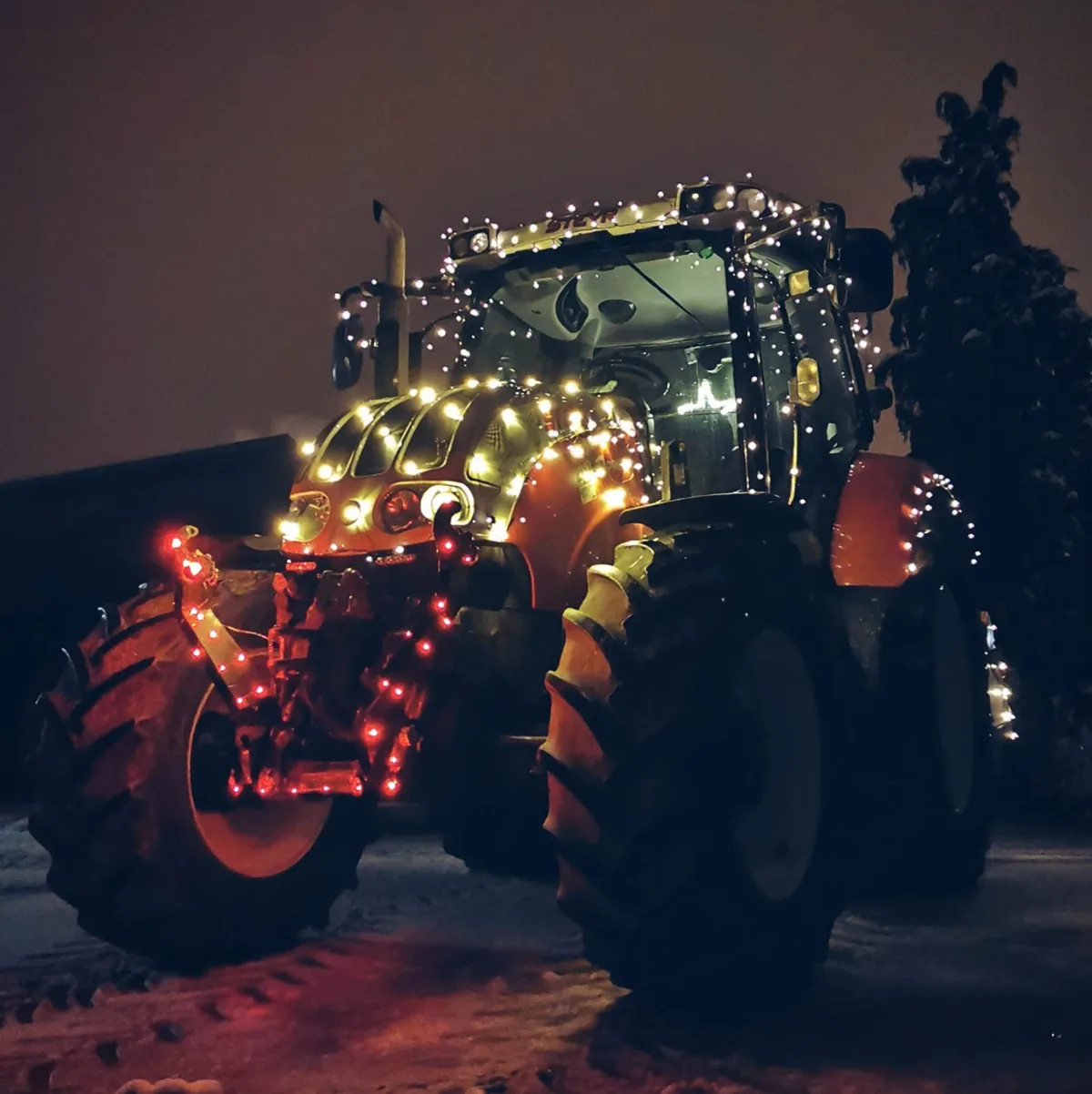 traktor-2020-iii Traktoren zaubern die Weihnachtsstimmung in die Stadt