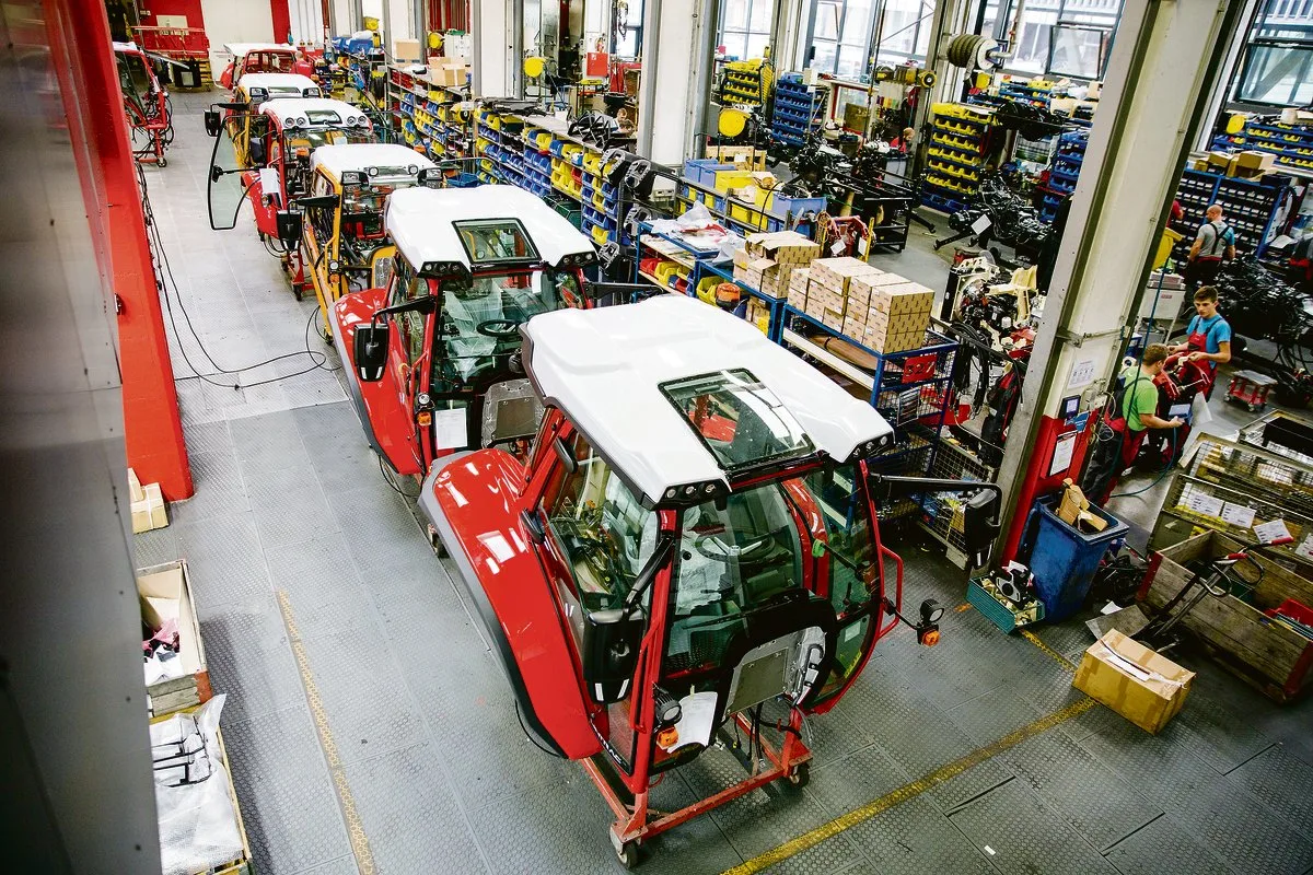6ced9314fae1a5fa98cffb053482a4f31ddea6b7 Wer einen neuen Traktor bestellt hat, muss sich wegen der Corona-Pandemie in Geduld üben. Auch bei Lindner wurde die Produktion vorübergehend eingestellt. (Archivbild Mareycke Frehner)