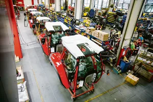 Wer einen neuen Traktor bestellt hat, muss sich wegen der Corona-Pandemie in Geduld üben. Auch bei Lindner wurde die Produktion vorübergehend eingestellt. (Archivbild Mareycke Frehner)