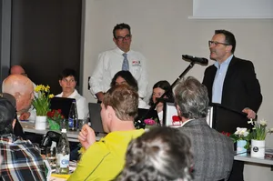 Urs Schneider (rechts) freute sich über den grossen Aufmarsch der Glarner Bäuerinnen und Bauern.