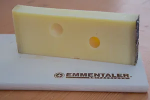 Emmentaler sollte per Definition eine gleichmässige Lochung mit 2–4 cm grossen Hohlräumen aufweisen. Der verbreitete Übergang vom Anbinde- zum Laufstall erschwert die Erfüllung dieser Anforderung.