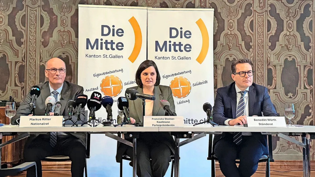 bf20712d00dc9414bdf7d50cede8fbe6c682d79e43fc8c6d39431bb74b0f2db7 Markus Ritter, Nationalrat (Mitte/SG), Franziska Steiner-Kaufmann, Präsidentin die Mitte St.Gallen, und Benedikt Würth, Ständerat die Mitte St. Gallen, informieren über die Bundesratskandidatur von Markus Ritter.