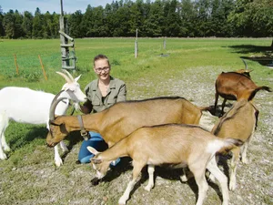 Die Übernahme des Hofs der Grosstante ist zwar erst auf 2021 geplant, aber Landwirtin Valentina Gasser hält jetzt schon eine Ziegenherde. Sie will ebenfalls die Hühnerhaltung erweitern und in die Rindviehhaltung einsteigen.(Bild Margreth Rinderknecht)