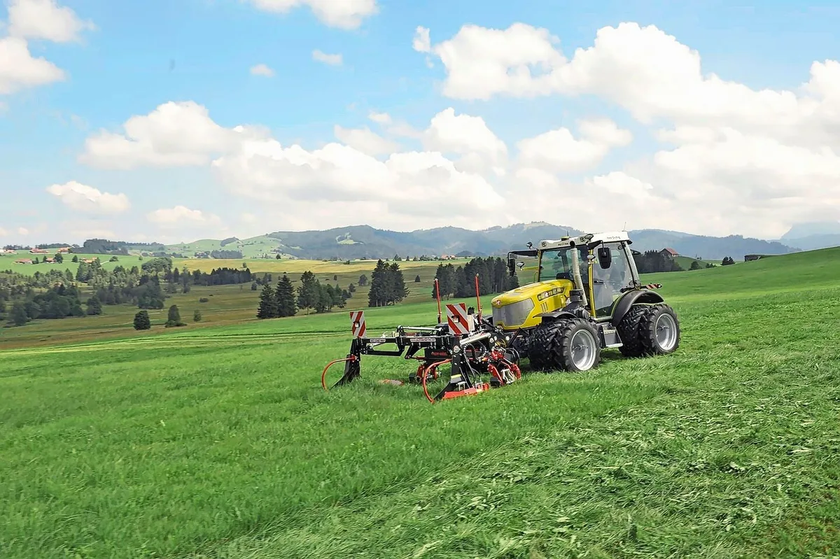 Die Doppelmesser sind im Gras schwer zu erkennen und passen sich den Unebenheiten des Geländes an.