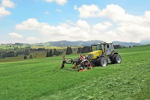 Die Doppelmesser sind im Gras schwer zu erkennen und passen sich den Unebenheiten des Geländes an.