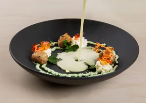 Zur Vorspeise gibt es bei Anja Maag eine Bärlauchcrèmesuppe mit Legehennen-Fleischbällchen und Zitronenmousse.