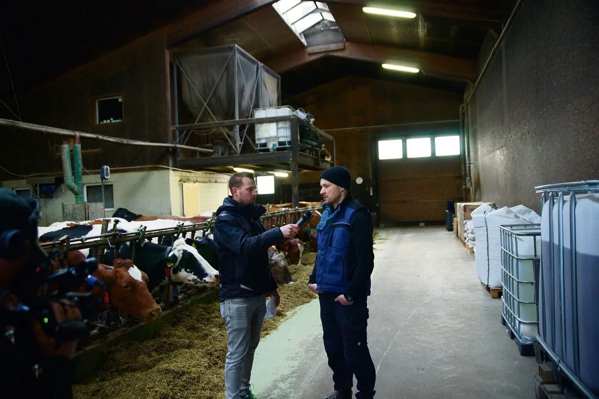 Landwirt Philipp Schläpfer (rechts) aus Flaach ZH mischt für seine Galtkühe alle vier Tage eine neue Ration aus Ökoheu, Maissilage, etwas älterem Belüftungsheu und einer Grassiloballe zusammen.