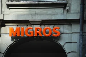 Der Konkurrenzkampf im Detailhandel habe sich verschärft, es gelte Kosten zu sparen, heisst es bei der Migros. (Bild BauZ)