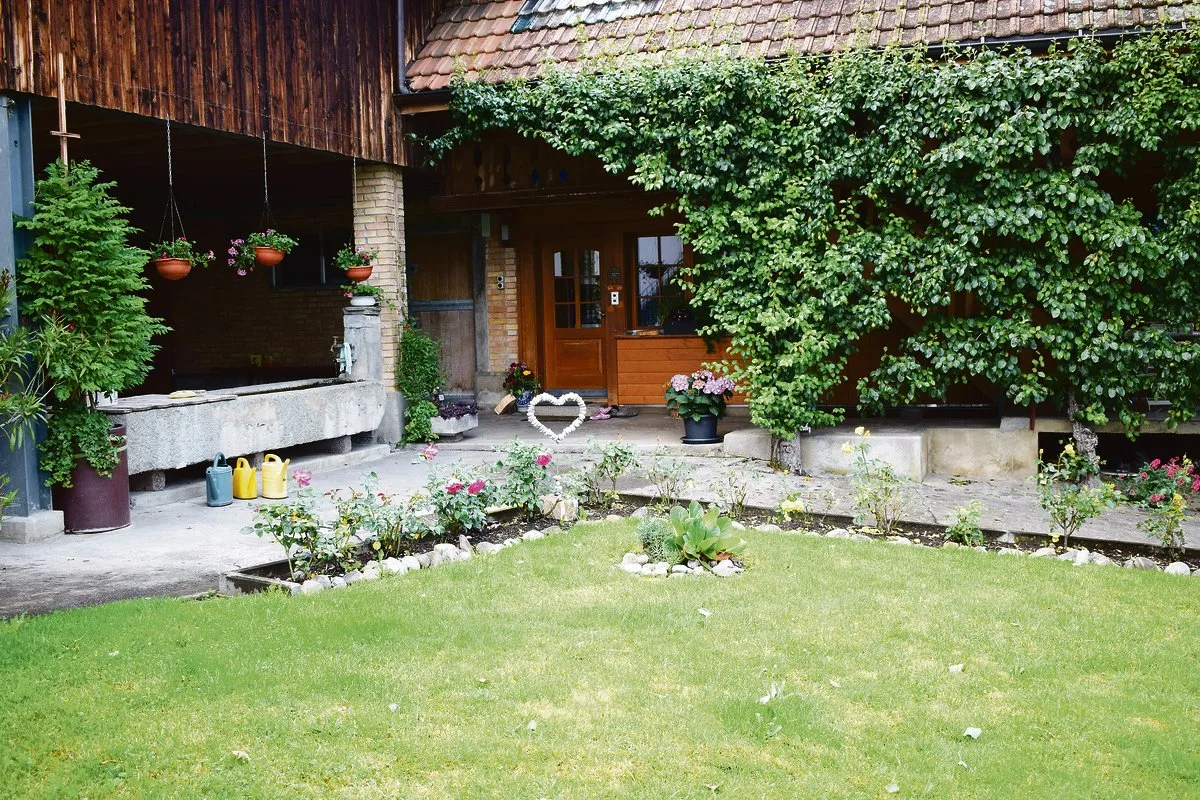 61ecf5196ef00fc0b95f818ba0c8f61d3aadaaad Hier in der Schürmatt in Uttigen BE, finden Klienten von Projekt Alp Strukturen, Halt und haben die Chance in der Abgelegenheit und Ruhe ein neues Leben aufzubauen. (Bild Daniela Joder)