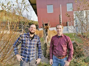 Marco Jäger (links) und Christoph Kläusler (rechts) halten Elenantilopen und setzten auf Tierwohl und Direktvermarktung. Das fett- und cholesterinarme Fleisch lässt sich bisher ausserordentlich gut verkaufen. (Bilder Hans Rüssli)