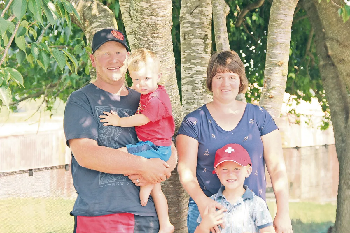 d2ceab3cb6c50b970b869b28c17ecf6836425830 Die Familie Hofer: Jonathan und Brigitte mit den Söhnen Alex und Henry (r.). Bald ziehen sie samt den 200 Milchkühen auf eine grössere Farm. (Bild Matthias Stadler)