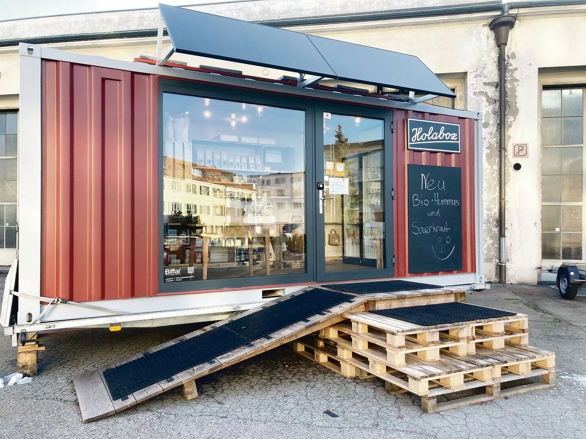 321d1c67c7ec390ab253b8fef4d373e0b56e17cf9388f2db83d742ec9d482d32 Der mobile und kompakte Hofladen «Holabox» kommt in der Stadt zum Einsatz, wo die meisten Konsumentinnen und Konsumenten leben und arbeiten