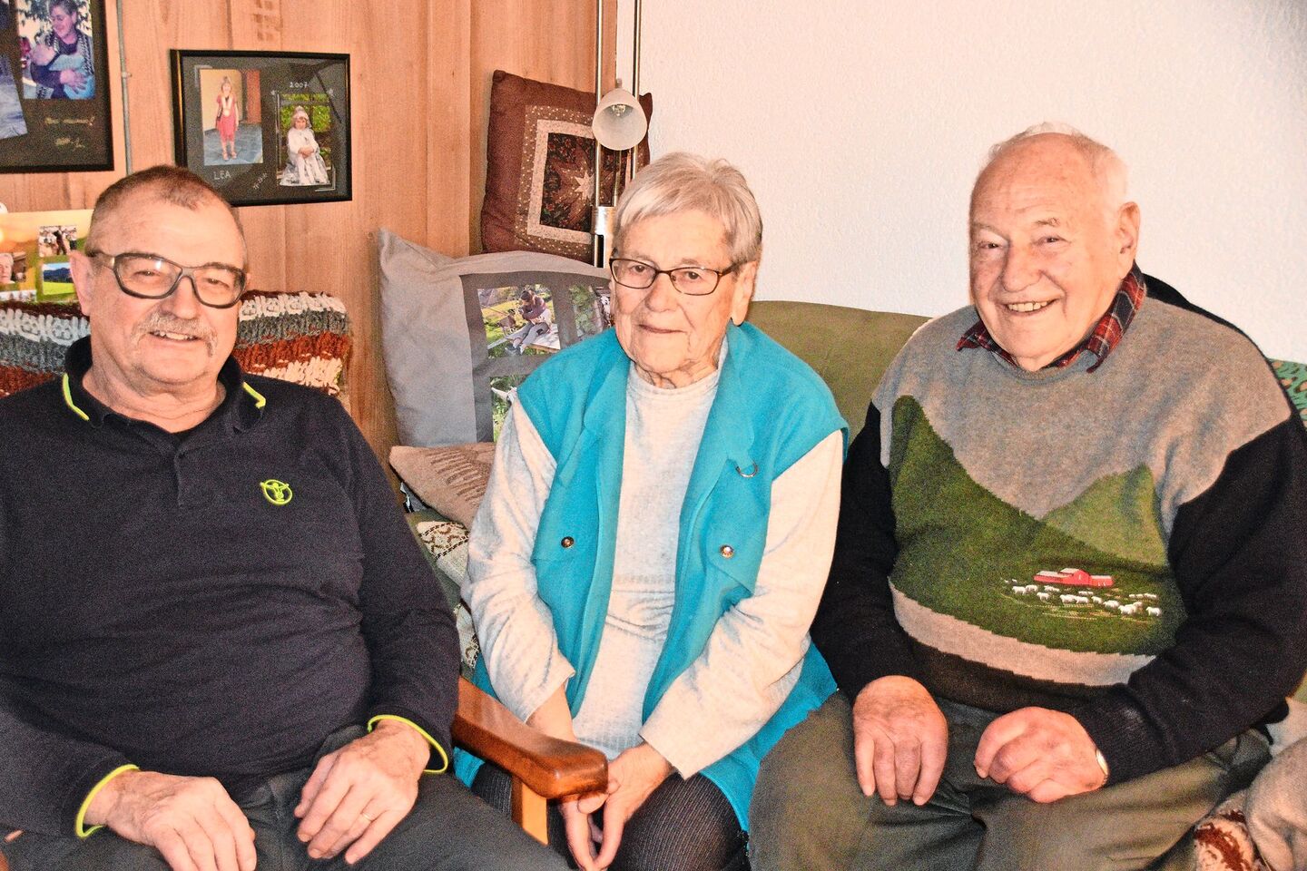 Der ehemalige Betriebshelfer Alfred Lehmann mit Erna und Hans Bürki-Schüpbach im Stöckli in Obergoldbach BE  (v. l. n. r.).