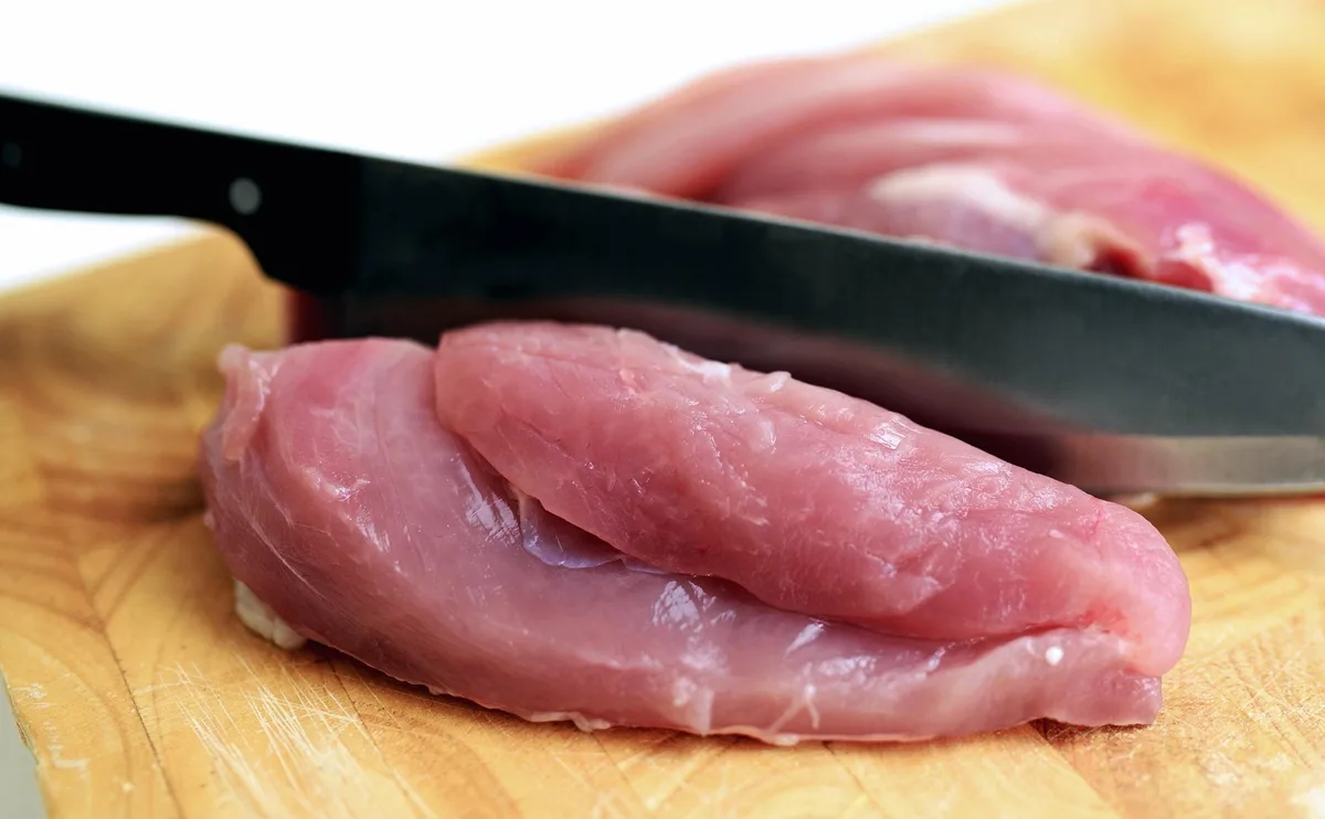 Fleisch_schneiden PFAS in allen untersuchten Lebensmitteln – aber fast überall unter den Höchstwerten