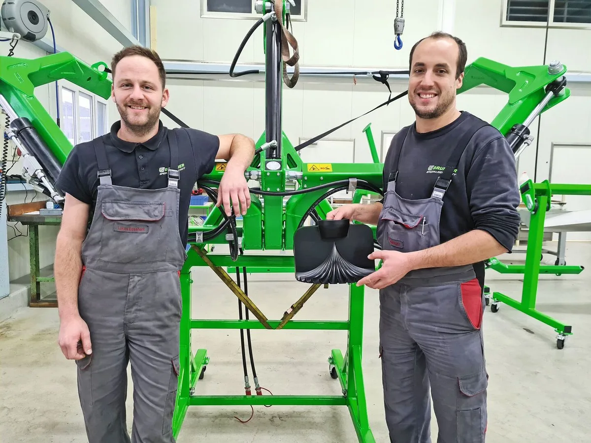 ca1a59f765fce3ca3ac9d541c68121a4011b257b853916b28d4fea3bb4d7e46a Konstrukteur Lukas Bosshart (links) und Thomas Hollenstein, Inhaber der Brunner Spezialwerkstatt AG in Schwarzenbach SG, haben das Gülle-Verteilstück in einem 3D-Drucker zur Serienreife entwickelt.