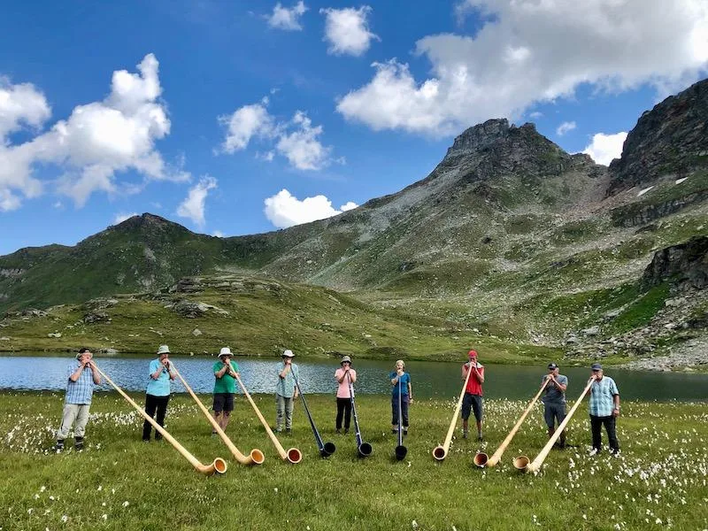 1c8569fa381566c0bed2e9f690271b721b128b19 Alphornbläserinnen und -bläser am Guraletschsee oberhalb von Vals GR: Sie spielen in einer gewaltigen Naturkulisse. Das Echo musiziert mit. (Bilder und Video Esther Thalmann)