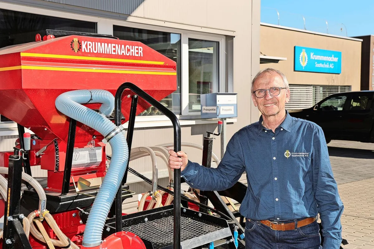 664346a6d8cb44a3b434281f45dac7d30f572ea224a07e142d40e6a816783ae9 Nach einem Kanada-Einsatz baute Pius Krummenacher seinen ersten Sämaschinen-Prototyp. Anfangs verkaufte er 20 Stück, heute liefert er sie weltweit aus. Sein neuestes Modell sät nun fast alle Kulturen aus.