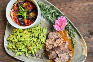 Als Hauptspeise serviert Stefanie Hitz einen Kalbsschulterbraten in Rotweinsauce mit Kräuterknöpfli und Ratatouille.