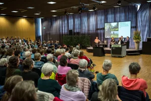 Am Tag der Bäuerin lauscht das Publikum gespannt den Referentinnen und Referenten, in diesem Jahr bereits zum 32. Mal.