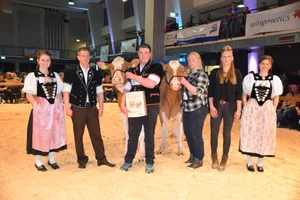 Das erste Mal an der Starparade und schon Emmentaler Starzüchter SF/SI: Peter Hodel aus Signau mit seinen Kühen Jeremy Domenica und Brian Ginalisa.