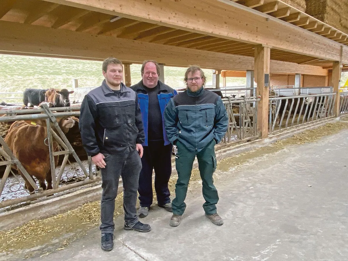 e05f8f58d942fde00a46739309886039af6f71c14439e17bd685bb916e0445bd Unternehmerische Familie: Michel Soltermann (Mitte) mit seinen Söhnen Luc (l.) und Max. Die Munimast ist eines von drei Standbeinen des Betriebs in Mézery-près-Donneloye.