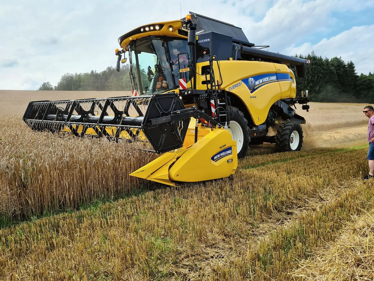81413fe2f82499c2694d383c55d9c6d340ae5a1d8587dbb35616225bacf03077 Der New Holland CX 7.90 hat ein leistungsfähiges Dreschwerk und fünf Schüttler. Als Modell «Everest» wurde er mit einem Vollhangausgleich ausgerüstet.