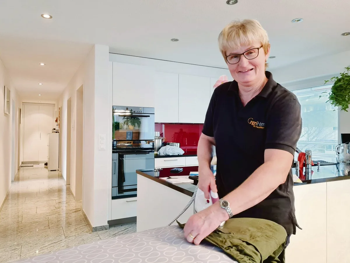 3f2e8e4b224e8b3a18d2a05498fac63a85eee8fa Brigitte Käslin haushaltet gerne, die verschiedenen Arbeiten machen ihr Freude. Bevor sie damals auf den Bauernhof gekommen ist, hat sie als Familienhelferin gearbeitet.(Bild Franziska Jurt)