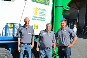 Die beiden Inhaber Markus Bill (ganz links) und Pascal Schori (ganz rechts) mit Fritz Lehmann, der zur längeren Haltbarkeit von Silage einst eine Maisballenpresse entwickelt hat.