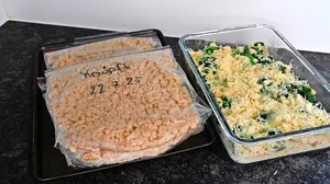 Wird ein Knöpfliauflauf zubereitet, einfach das doppelte oder dreifache Rezept machen und die Knöpfli einfrieren.
