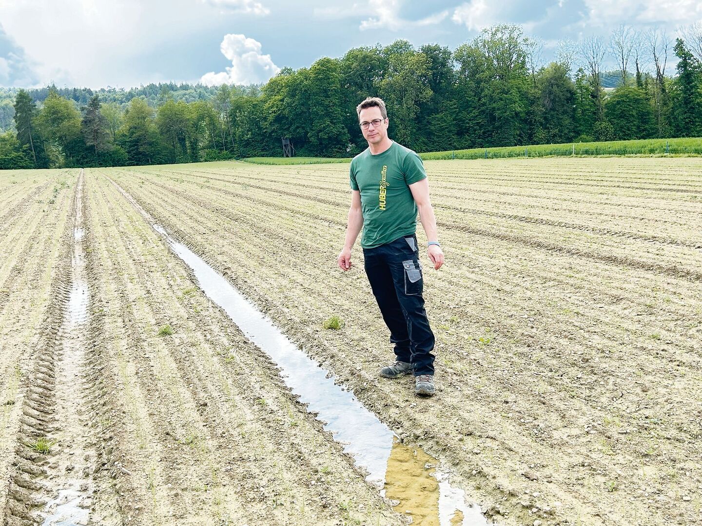 In den Fahrspuren des Zwiebelfeldes sammelt sich das Regenwasser. «Ans Befahren und Behandeln gegen den Unkrautdruck ist nicht zu denken», sagt Reto Huber. Sobald der Boden abgetrocknet ist, ist Handjäten angesagt.