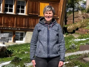 Martina Rocco sät, pflegt und erntet die Pflanzen und macht daraus Naturkosmetik.