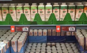 Bei Coop kostet Bio-Vollmilch Fr. 1.95.-/Liter, bei Lidl sind es nur Fr. 1.35.-/Liter. Das findet bei der Kundschaft offenbar Anklang.