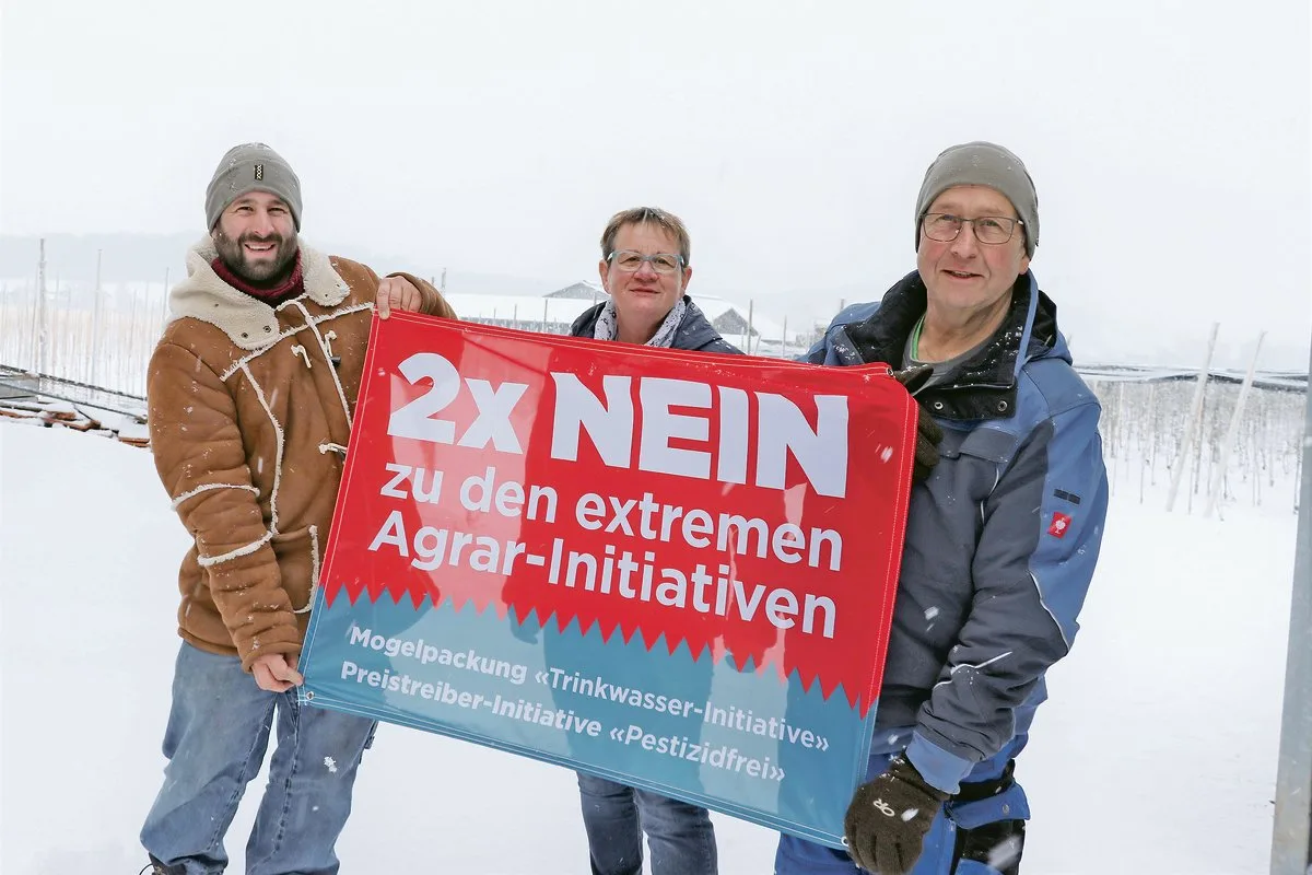 84e8d97d14854746bf4a3cf05903ed2f126b1015 Andreas, Yvonne und Christoph Suter vom Loorhof in Lupfig sind bereit für Öffentlichkeitsarbeit. Auf ihrem Hof mit Direktverkauf erreichen sie viele Konsumentinnen und Konsumenten.(Bild Ruth Aerni)
