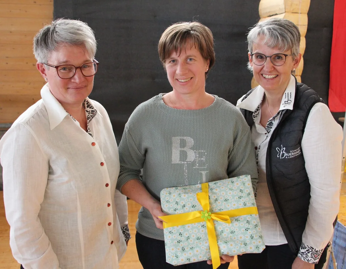 von_links_Edith_Camenzind__Irene_Hediger__Barbara_Laimbacher.JPG Die Schwyzer Bäuerinnen kleiden sich neu ein