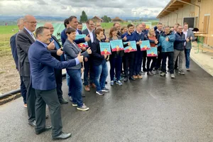 Die Verbandsspitze des Schweizer Bauernverbandes, Vertreter der kantonalen Bauernverbände und Politiker feiern das Nein zur Massentierhaltungs-Initiative.