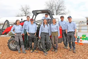 Die Jahrgangsbesten kämpften an der Berufsmeisterschaft um den Titel (v. l.): Annina Hartmann (2.), Marc Simmen, Seraphin Müller (1.), Max Basler (hinten), Jasmin Bottlang (3.), Josephine Spain, Silas Renold, Sandro Giger.