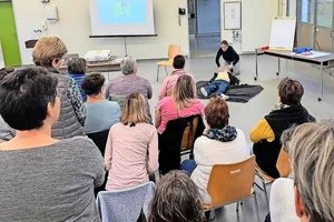 An der Liebegg warteten Puppen auf verschiedene Nothilfemassnahmen.