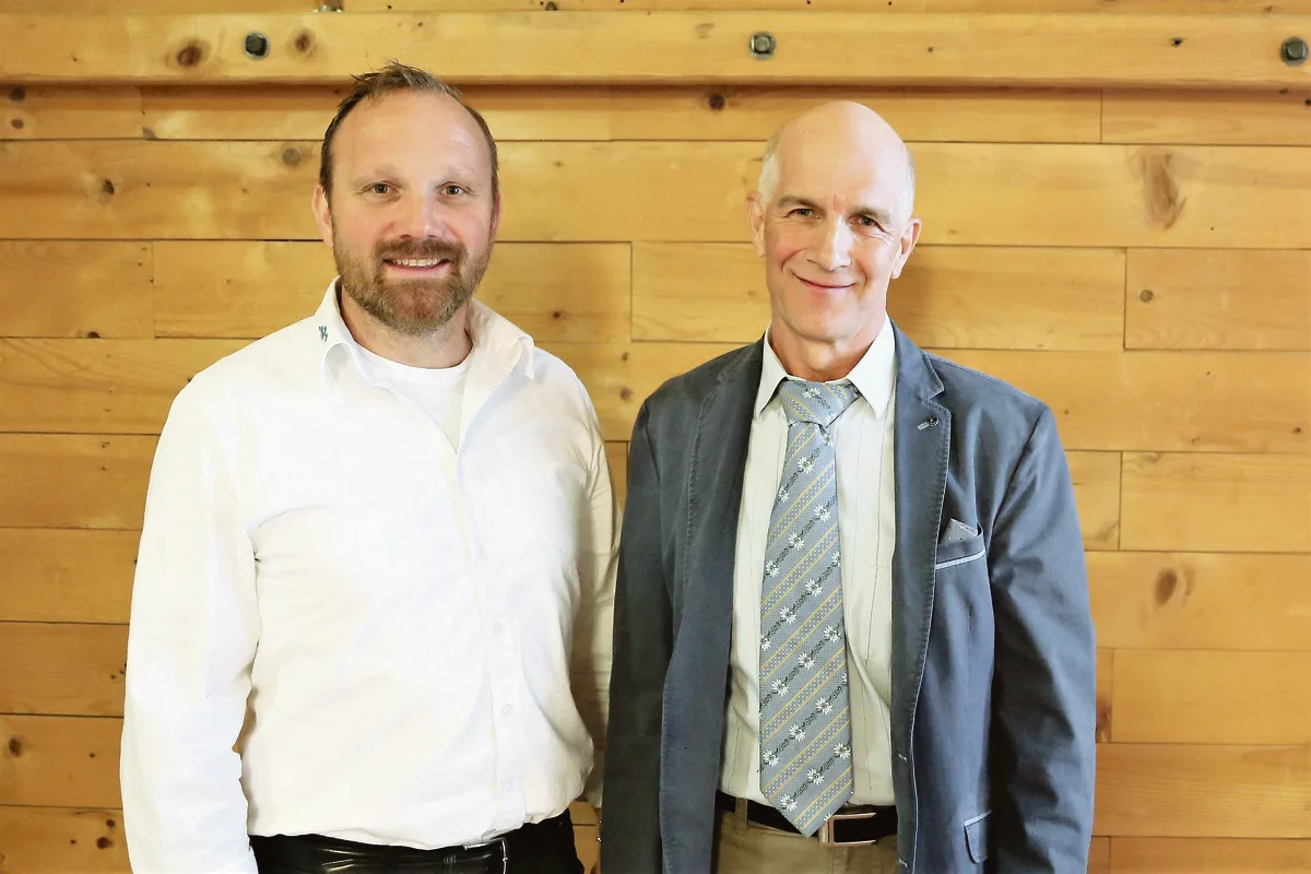d7d36eda796c5dc152d0b06f414e165137e3a4de Das neugewählte Vorstandsmitglied Thomas Rickenbacher aus Cham und ZBB-Präsident Josef Murer (rechts). (Bild Reto Betschart)