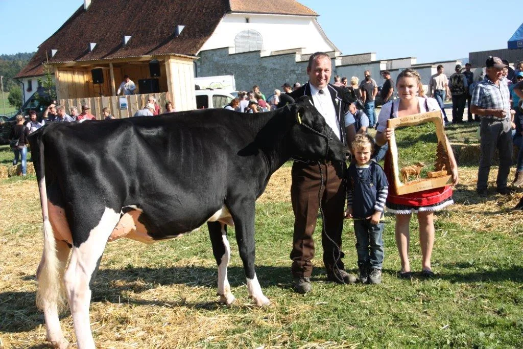 450f3c26104c50c5ee740ae6a23e2082140859a8 Markus Gerber, Söhnchen Thibaut und Ehrendame Coraline Lüdi mit der Siegerin Absolute Rayssa. (Bild Andrea Wyss)
