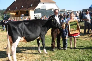 Markus Gerber, Söhnchen Thibaut und Ehrendame Coraline Lüdi mit der Siegerin Absolute Rayssa. (Bild Andrea Wyss)