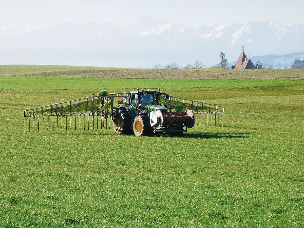 d3a86d878fafdd4f937d2a625703353190dab7698eb460735473b93b460ea419 Seit dem 1. Januar gilt im Thurgau die Schleppschlauch-Pflicht für das Ausbringen von flüssigem Hofdünger.