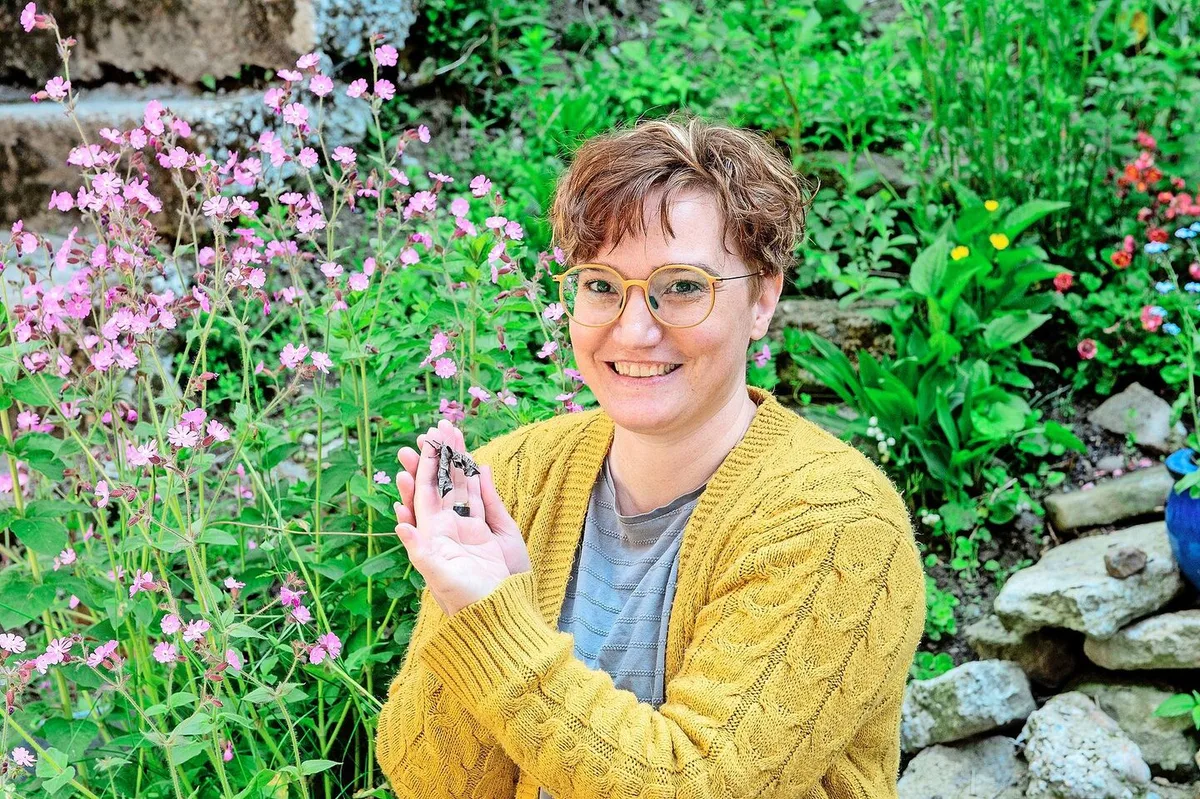 Nicole Heimgartner, die Schmetterlingshebamme, mit einem kürzlich geschlüpften Abendpfauenauge.