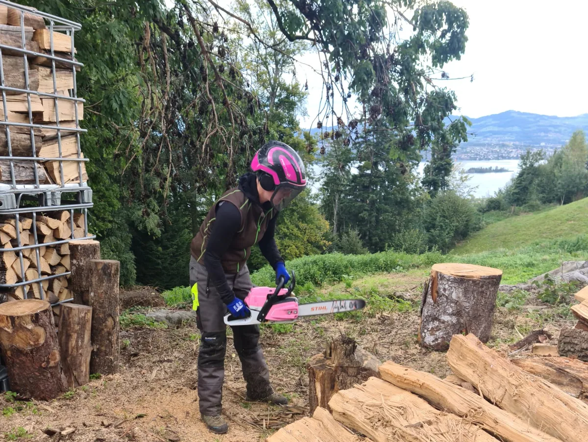 Irma Hüppin weiss sich zu helfen, auch mit der Motosäge beim Holzen.