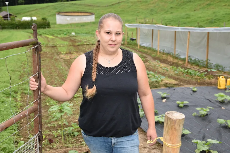 47d411b380d9bc625e192243ed2fd6ef3edf08e8 Melanie Hänggi liebt es, im Garten zu sein. Diese Leidenschaft floss auch in ihre Abschlussarbeit ein. (Bild Barbara Heiniger)