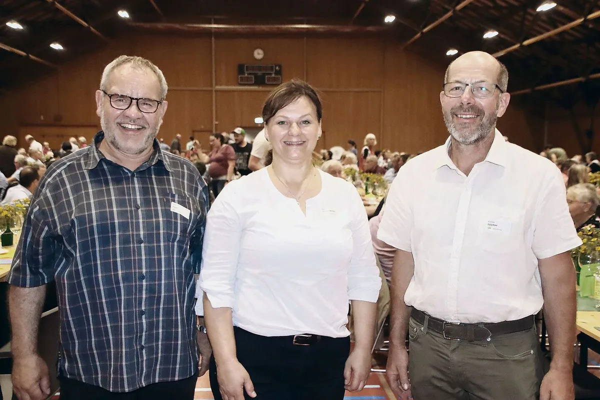 075d50ba95619ec9372ea6ef14707c6533d6657971368baae486cbba14bb5e63 V.l.n.r.: Vizepräsident Peter Haas, Alice Brüschweiler (Vorsitzende der Geschäftsleitung) sowie Präsident Andreas Lüscher führen die Landi Thula.