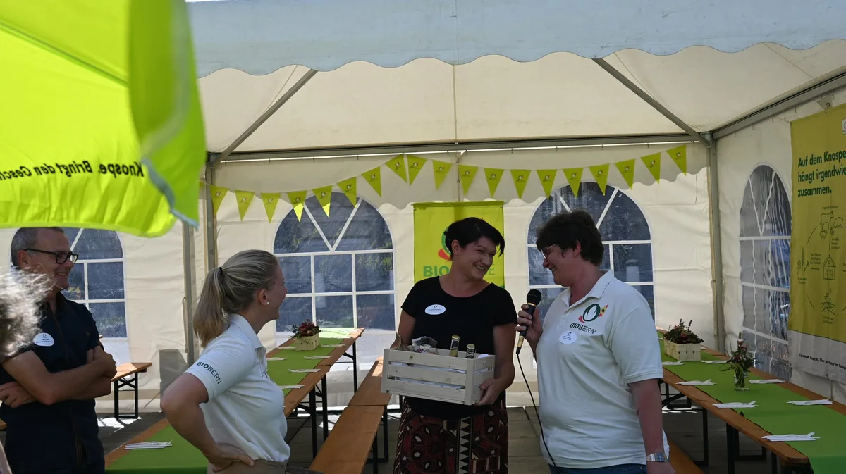 NS-B-34-Biomarkt-2sp-aw Am Bärner Bio-Märit gibt es Food-save-Lasagne und den Austausch mit Konsumenten