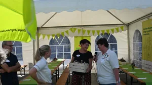 Geschäftsführerin von Bio Bern, Manuela Schüpbach (links) sowie die Präsidentin Monika Sommer (rechts) übergeben der Gastrednerin und Nationalrätin Christine Badertscher ein Präsent.