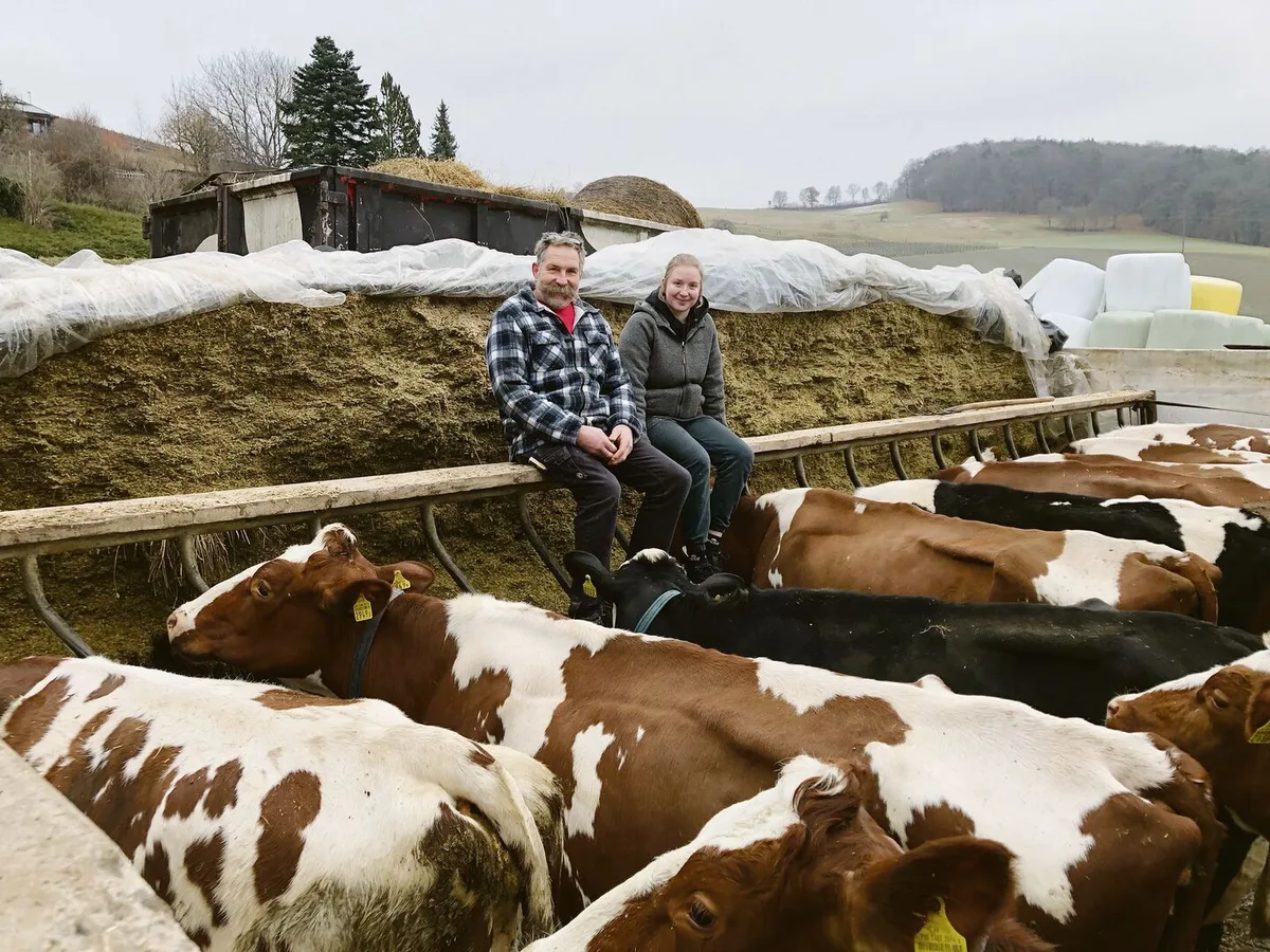 5985ef3d0cbc6fc4239bbc49e53c146f0e649f9e19869a4c121cd723d3fbfc68 Walter und Sophie Bührer sind von der Fütterung ab Fahrsilo überzeugt: Es spart Zeit und Geld.